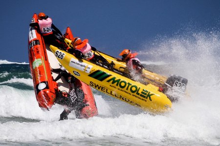 Die Trans Agulhas is bekend vir die aksie belaaide Koning van die Branders-resies, wat daagliks nÃ¡ elke stop by die oornag punt aangebied word. Die spanne van Motolek en Albertinia Meubelvervoer het so byna-byna aanmekaar geraak by een van verlede jaar se Koning van die Branders-resies. Foto: Heinrich Sauer.  â€˜n Skouspel wag op Uilenkraalsmond se strand, waar die 4de skof van die Trans Agulhas Rubberbootwedren op Woensdag, 31 Desember 2014 gaan eindig. Die 5de skof vertrek later op dieselfde dag en eindig by Gansbaai hawe. Daar oornag die deelnemers en vertrek die volgende oggend om 08:00 vanaf Gansbaai-hawe op hulle finale skof na die Strand. 